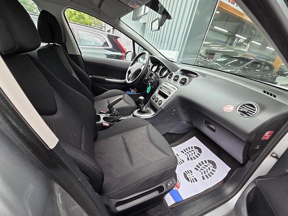 Peugeot 308 SW 14 of 15