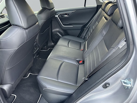 Toyota RAV4 7 of 14