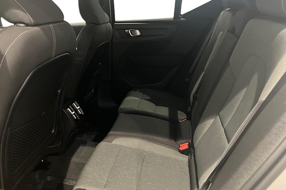 Volvo XC40 13 of 21
