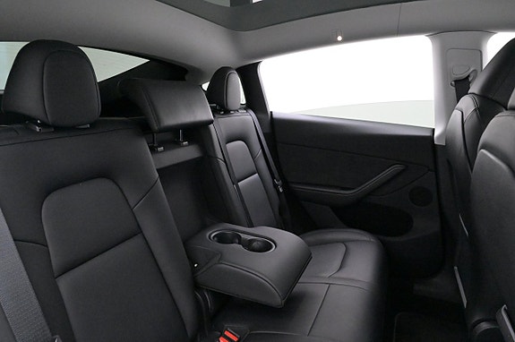 Tesla Model Y 20 of 27
