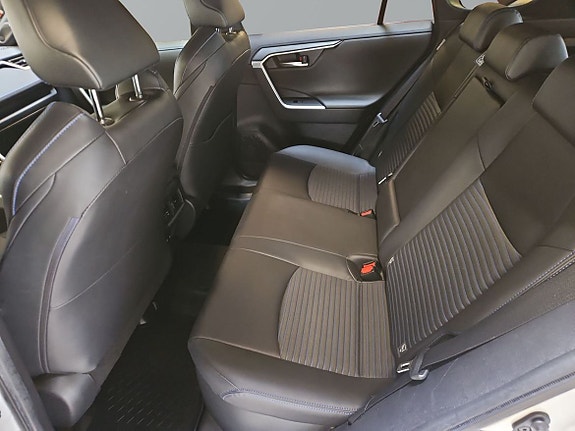 Toyota RAV4 9 of 18