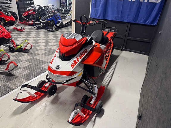 Ski-Doo Summit Expert 850 E-TEC 154 SHOT 5 of 7