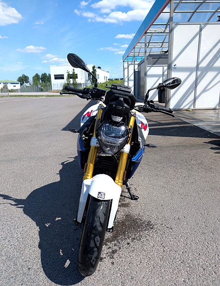 BMW F 900 R A2 2 of 5