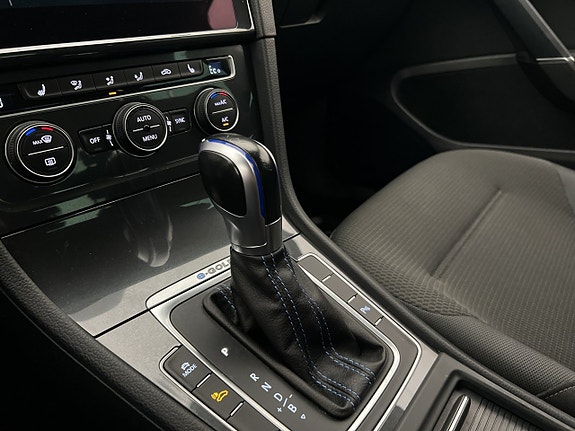 Volkswagen e-Golf VII 23 of 30