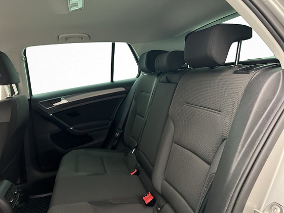 Volkswagen e-Golf VII 27 of 30