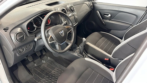 Dacia Sandero 5 of 9