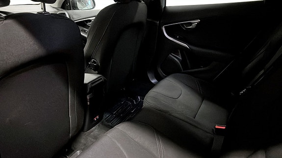 Volvo V40 11 of 21
