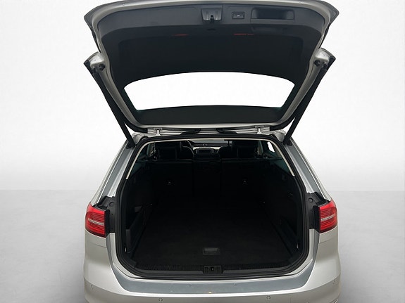 Volkswagen Passat 30 of 30