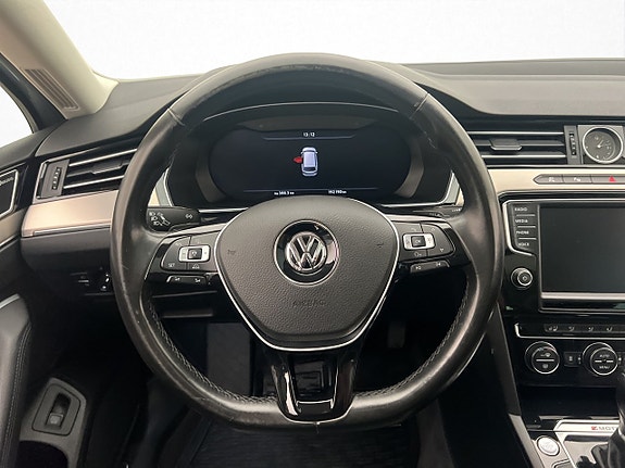 Volkswagen Passat 16 of 30