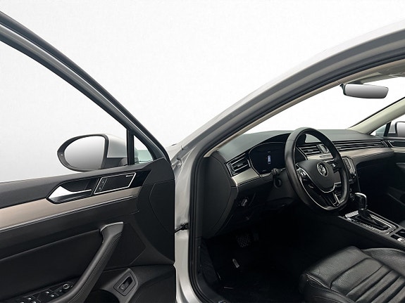 Volkswagen Passat 11 of 30