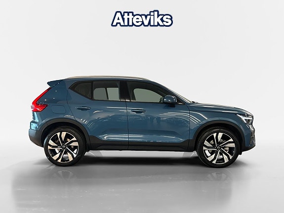 Volvo XC40 2 of 15