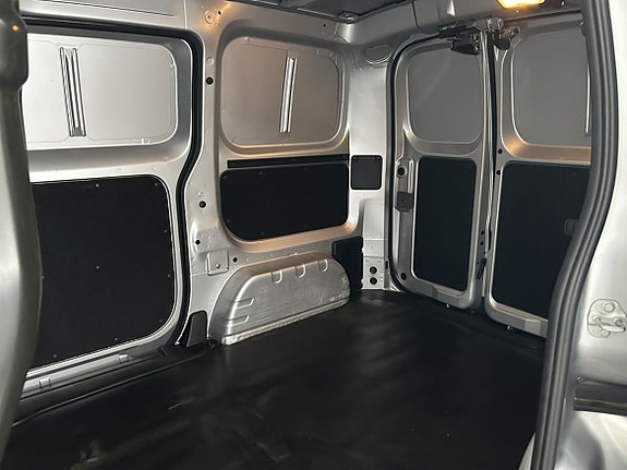 Nissan e-NV200 8 of 17