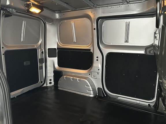 Nissan e-NV200 10 of 17
