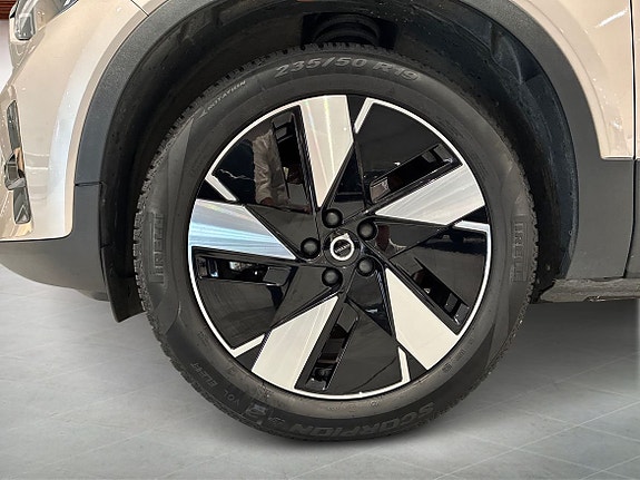 Volvo XC40 9 of 18