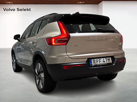 Volvo XC40 2 of 18