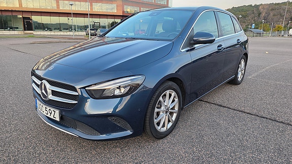 Mercedes-Benz B200 2 of 16