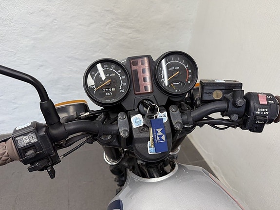 Suzuki GSX400E - A2 5 of 12
