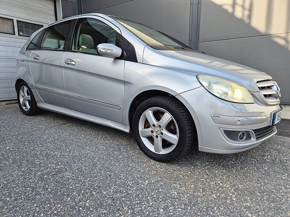 Mercedes-Benz B200 2 of 10