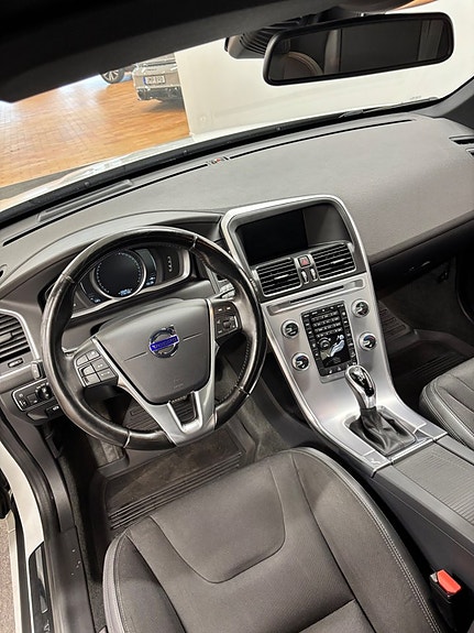 Volvo XC60 10 of 16