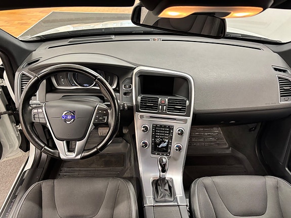 Volvo XC60 11 of 16