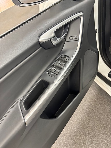 Volvo XC60 8 of 16