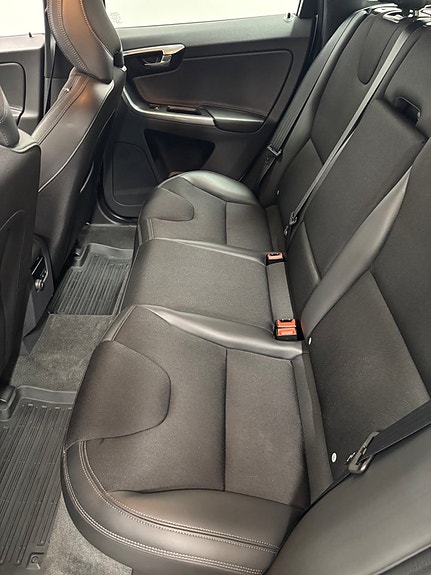 Volvo XC60 13 of 16