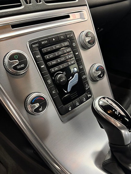 Volvo XC60 12 of 16