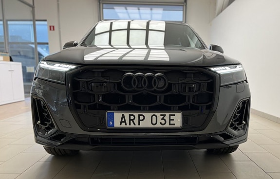 Audi Q7 2 of 13