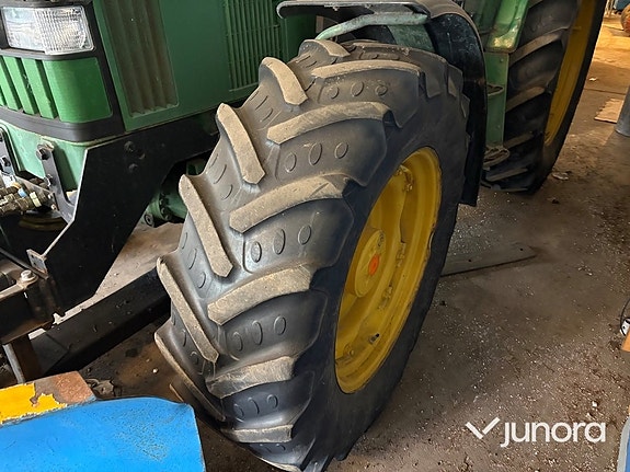 Traktor John Deere 6400 med vikplog och sandspridare 19 of 30