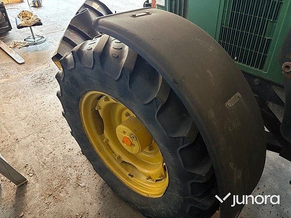Traktor John Deere 6400 med vikplog och sandspridare 30 of 30