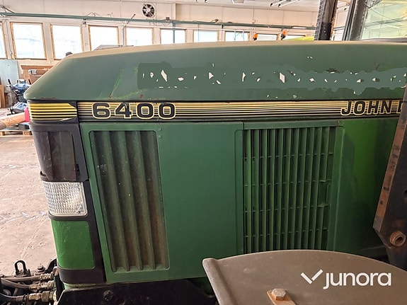 Traktor John Deere 6400 med vikplog och sandspridare 21 of 30