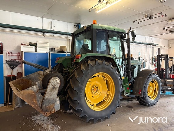Traktor John Deere 6400 med vikplog och sandspridare 7 of 30