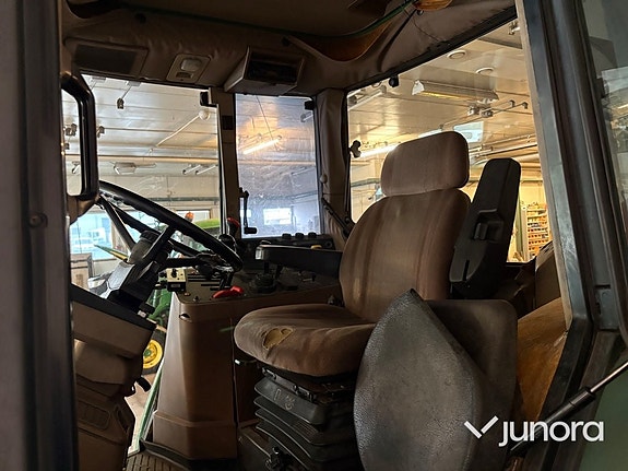 Traktor John Deere 6400 med vikplog och sandspridare 25 of 30