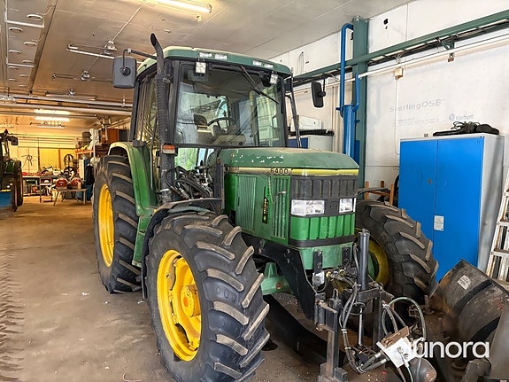 Traktor John Deere 6400 med vikplog och sandspridare 2 of 30