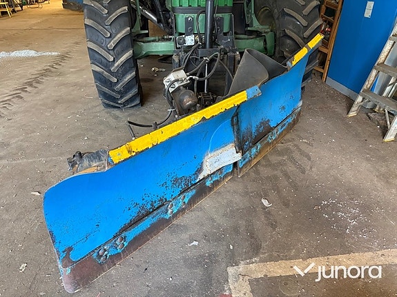 Traktor John Deere 6400 med vikplog och sandspridare 18 of 30