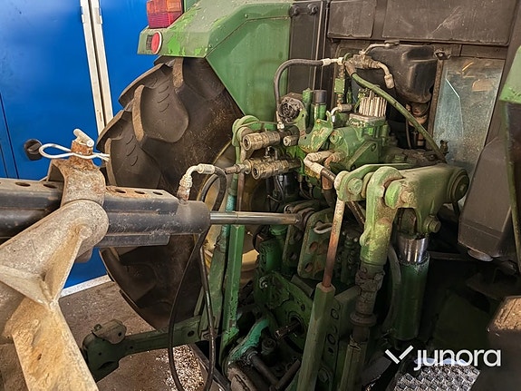 Traktor John Deere 6400 med vikplog och sandspridare 11 of 30