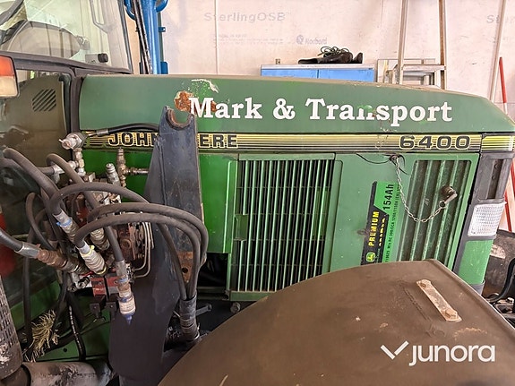 Traktor John Deere 6400 med vikplog och sandspridare 23 of 30
