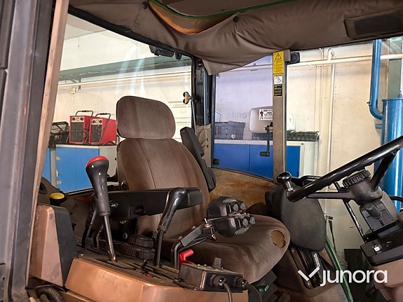 Traktor John Deere 6400 med vikplog och sandspridare 24 of 30