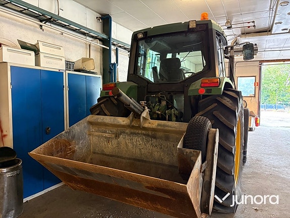 Traktor John Deere 6400 med vikplog och sandspridare 6 of 30