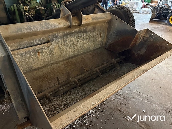 Traktor John Deere 6400 med vikplog och sandspridare 10 of 30