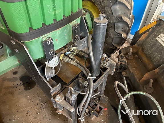 Traktor John Deere 6400 med vikplog och sandspridare 17 of 30