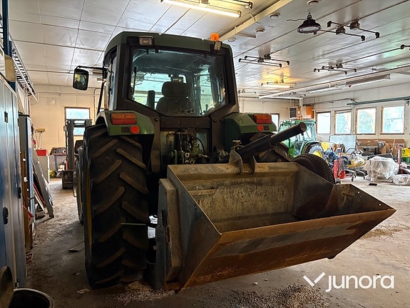 Traktor John Deere 6400 med vikplog och sandspridare 5 of 30