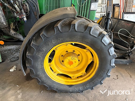 Traktor John Deere 6400 med vikplog och sandspridare 13 of 30