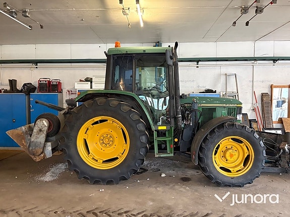 Traktor John Deere 6400 med vikplog och sandspridare 8 of 30