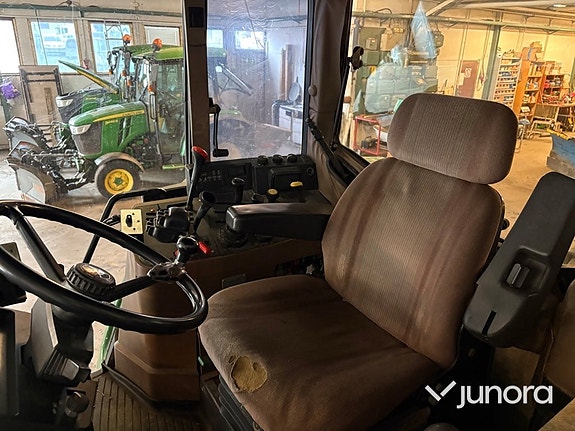 Traktor John Deere 6400 med vikplog och sandspridare 26 of 30