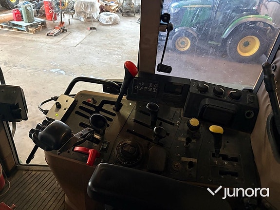 Traktor John Deere 6400 med vikplog och sandspridare 27 of 30