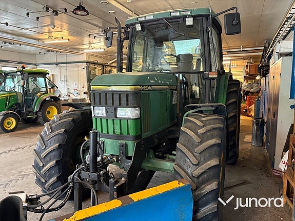 Traktor John Deere 6400 med vikplog och sandspridare 4 of 30