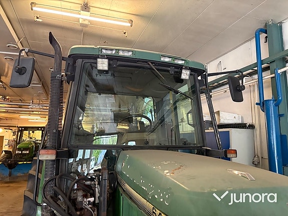 Traktor John Deere 6400 med vikplog och sandspridare 16 of 30