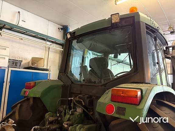 Traktor John Deere 6400 med vikplog och sandspridare 12 of 30