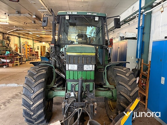 Traktor John Deere 6400 med vikplog och sandspridare 3 of 30